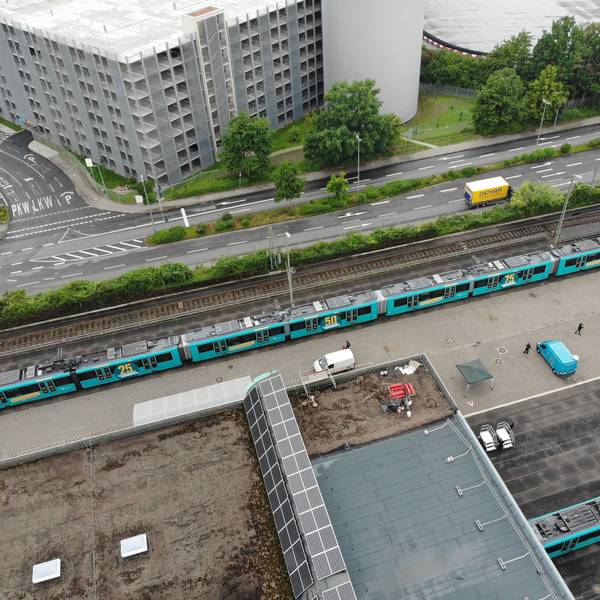 Ein 100 Meter langer Zug in Frankfurt. Ähnlich lange Bahnen werden jetzt auch oberirdisch in der Kölner Innenstadt getestet.