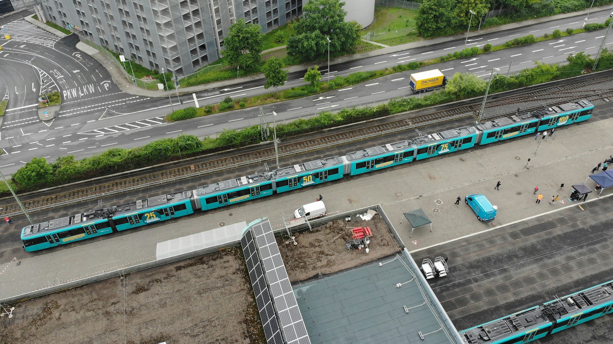 Ein 100 Meter langer Zug in Frankfurt. Ähnlich lange Bahnen werden jetzt auch oberirdisch in der Kölner Innenstadt getestet.