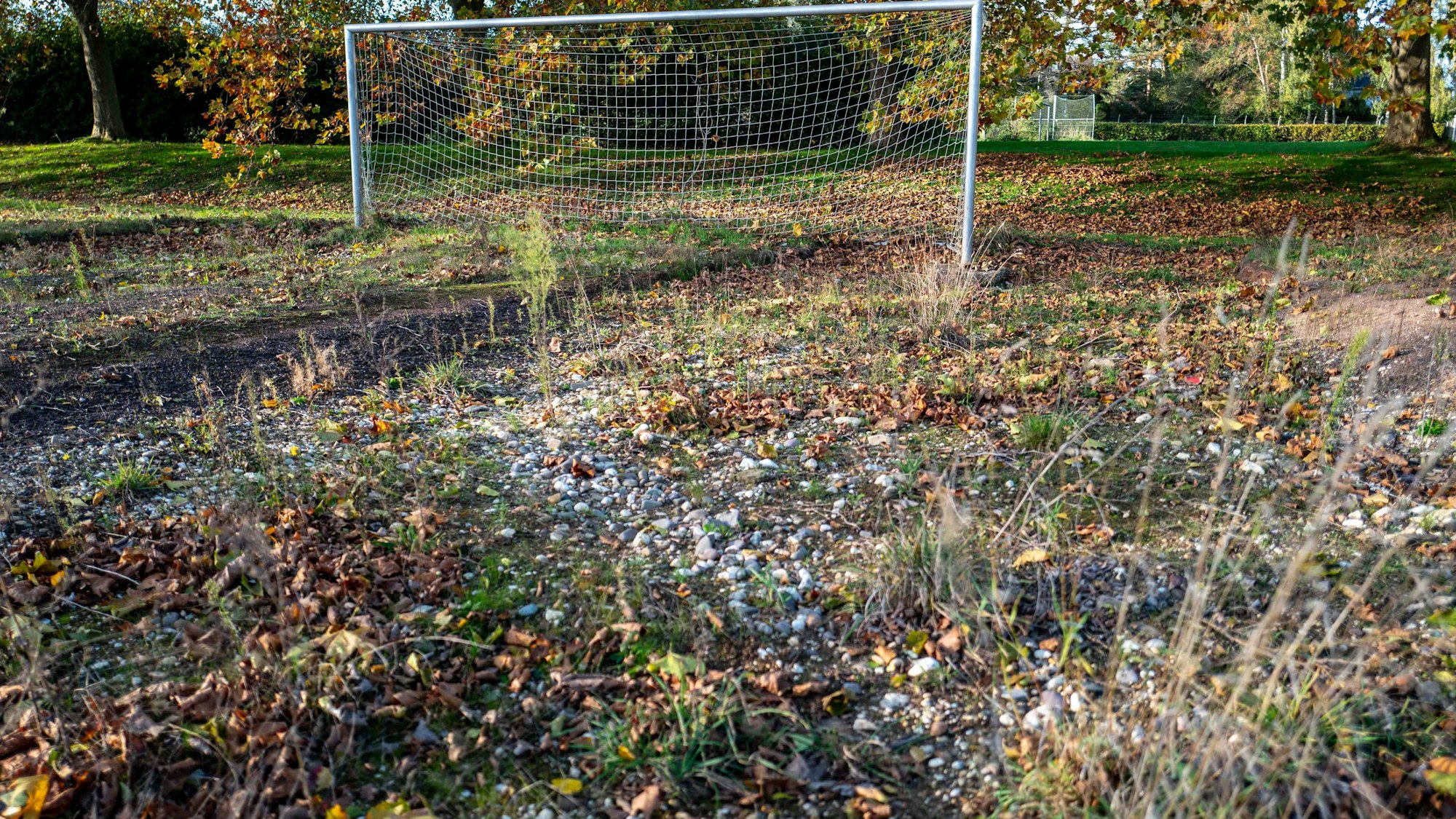 Das Bild zeigt den Strafraum auf dem Aschenplatz. Dickere Steine hatte die Flut angespült.