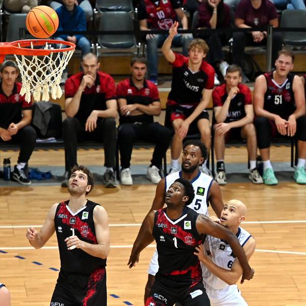 15.10.2023, Basketball-Bayer Giants Leverkusen-Rostock
links: Joshua Dahmen (bayer)
rechts: C.J. Oldham (Bayer)
Foto: Uli Herhaus