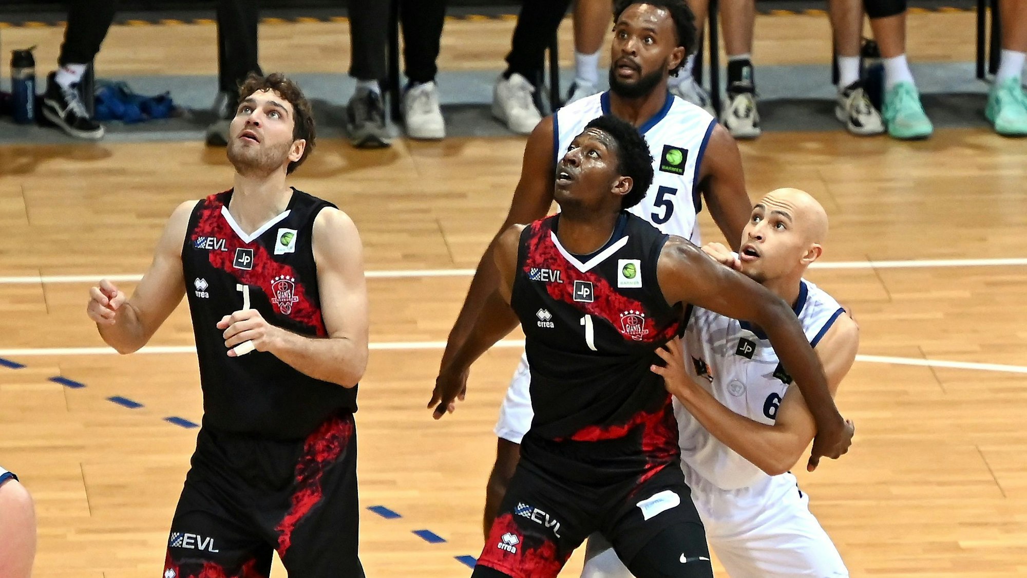 15.10.2023, Basketball-Bayer Giants Leverkusen-Rostock
links: Joshua Dahmen (bayer)
rechts: C.J. Oldham (Bayer)
Foto: Uli Herhaus