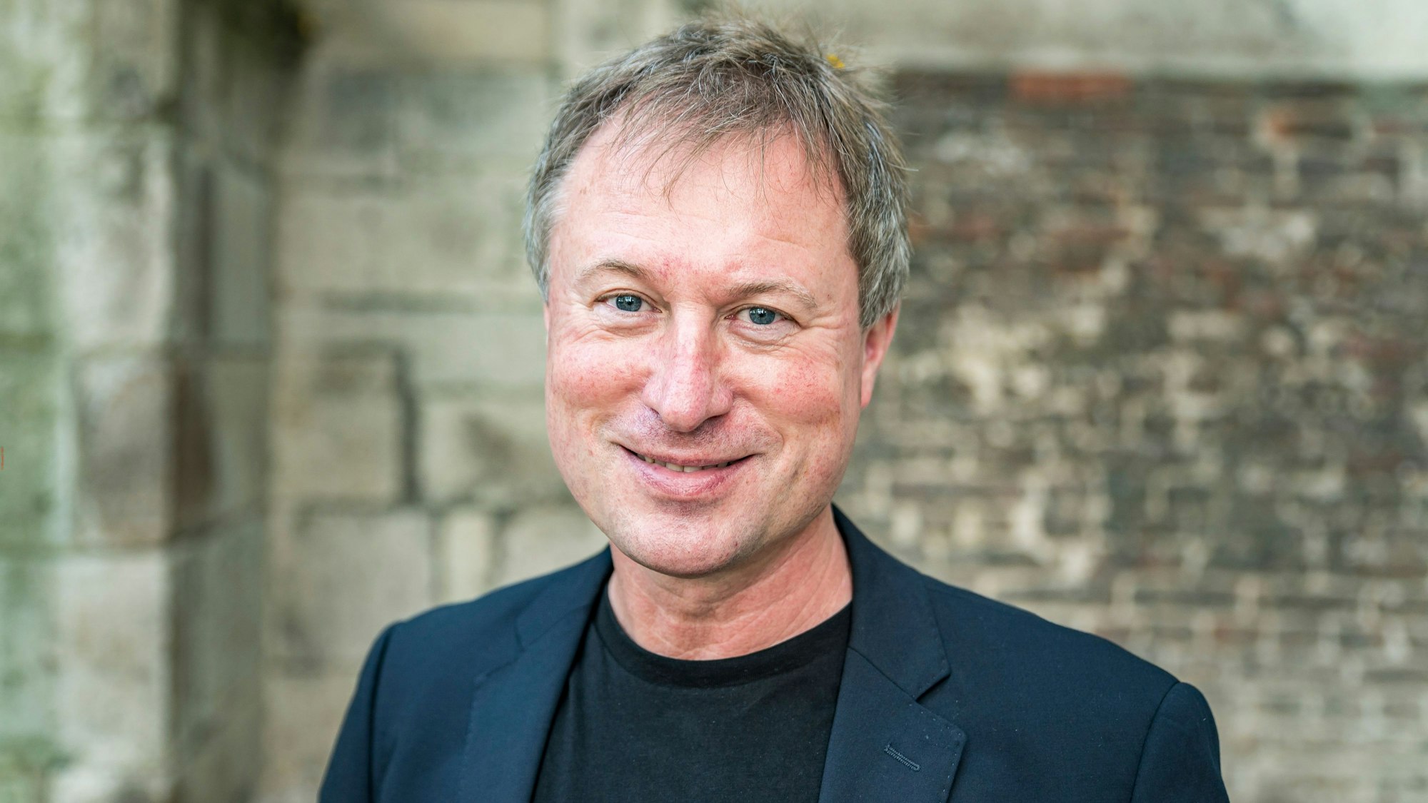 Stefan Kraus ist der Direktor des Museum Kolumba.
Das Museum Kolumba ist ein Kunstmuseum des Erzbistum Köln und befindet sich in der Kölner Innenstadt.