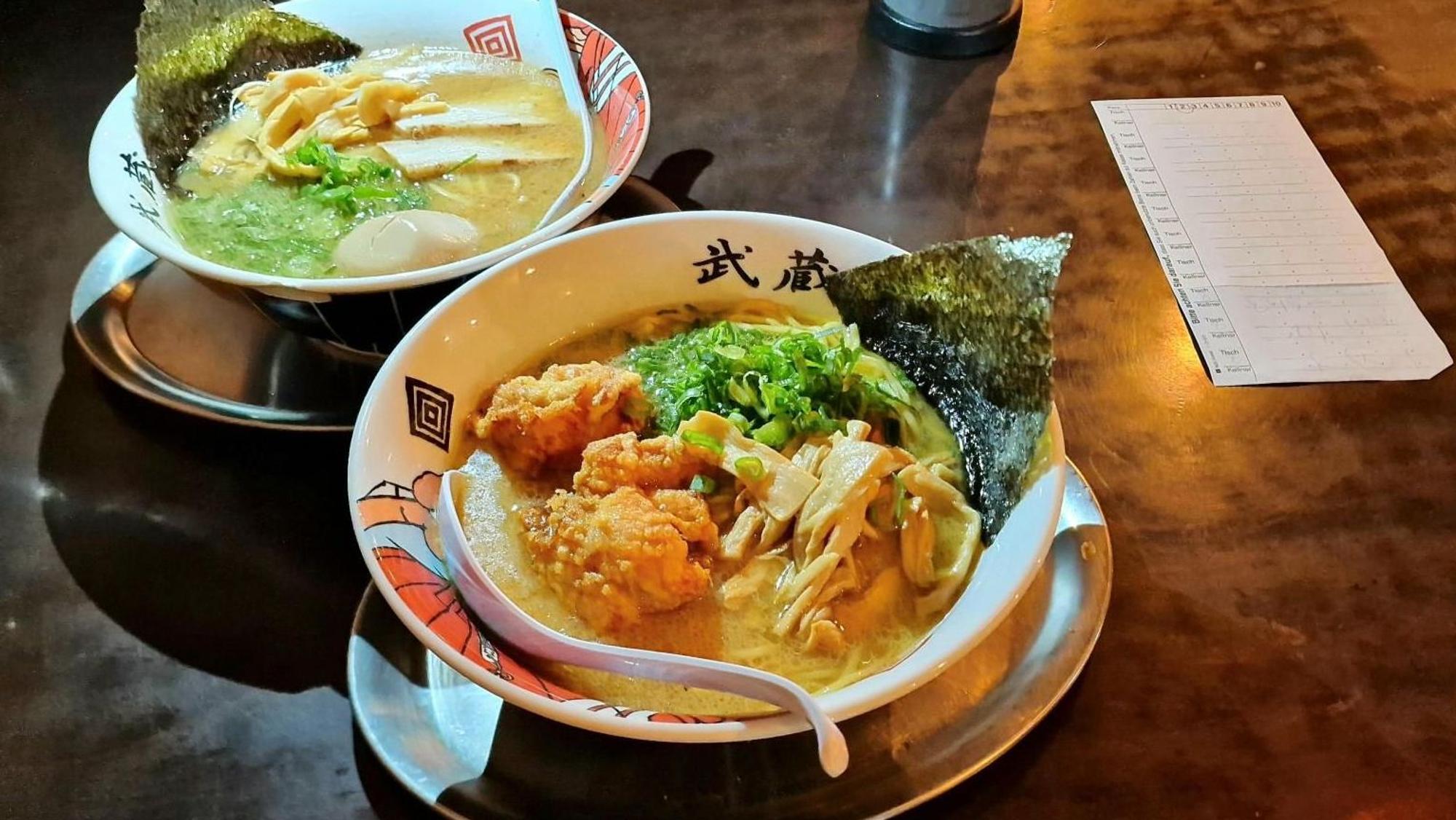 Die Torikara-Suppe mit Karaage-Hähnchen und die Kotteri Shoyu Ramen mit Pfeffer-Knoblauch-Brühe.