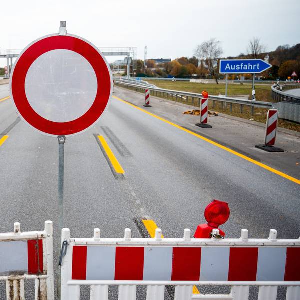Ein Autobahnabschnitt ist abgesperrt.