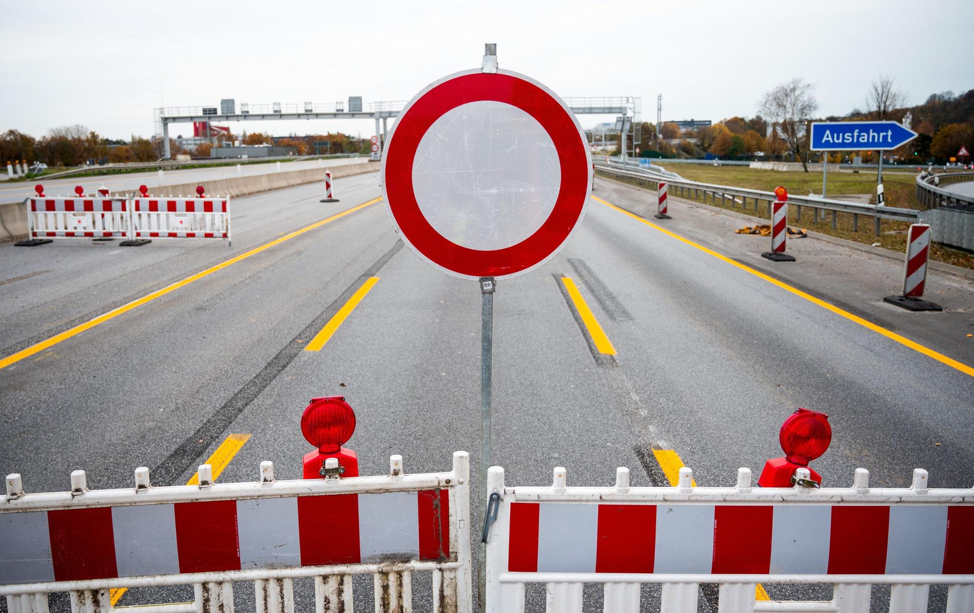 Ein Autobahnabschnitt ist abgesperrt.