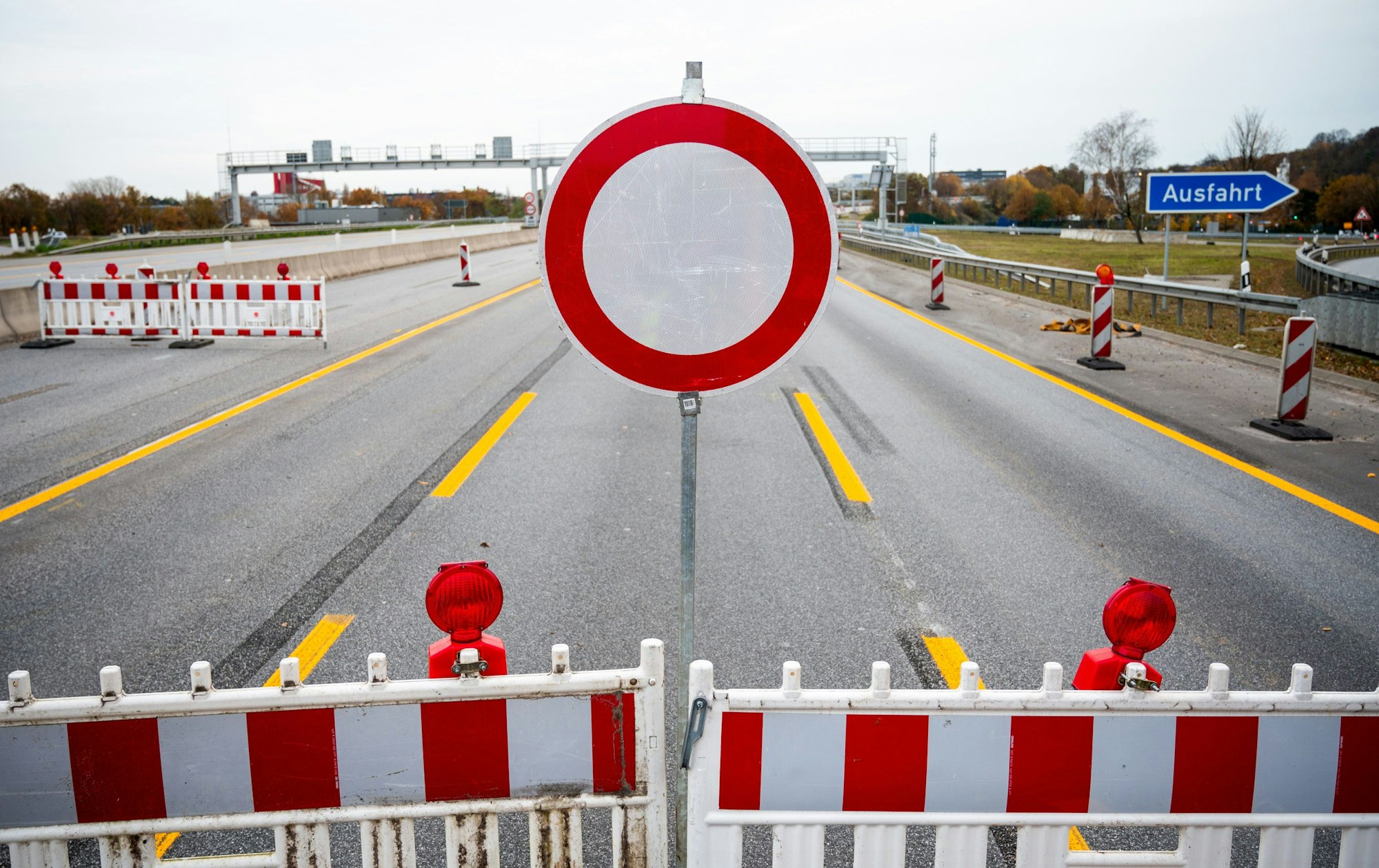 Ein Autobahnabschnitt ist abgesperrt.