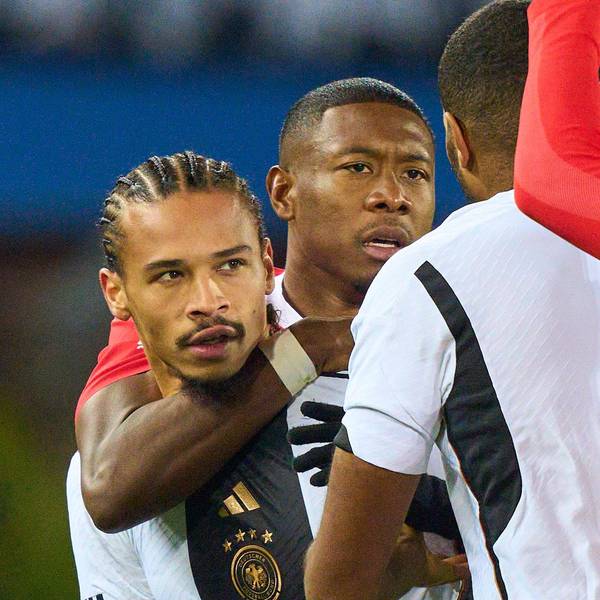 David Alaba hält Leroy Sané auf dem Platz zurück. Der Nationalspieler handelte sich nach einem Ausraster die Rote Karte ein und musste vom Feld.
