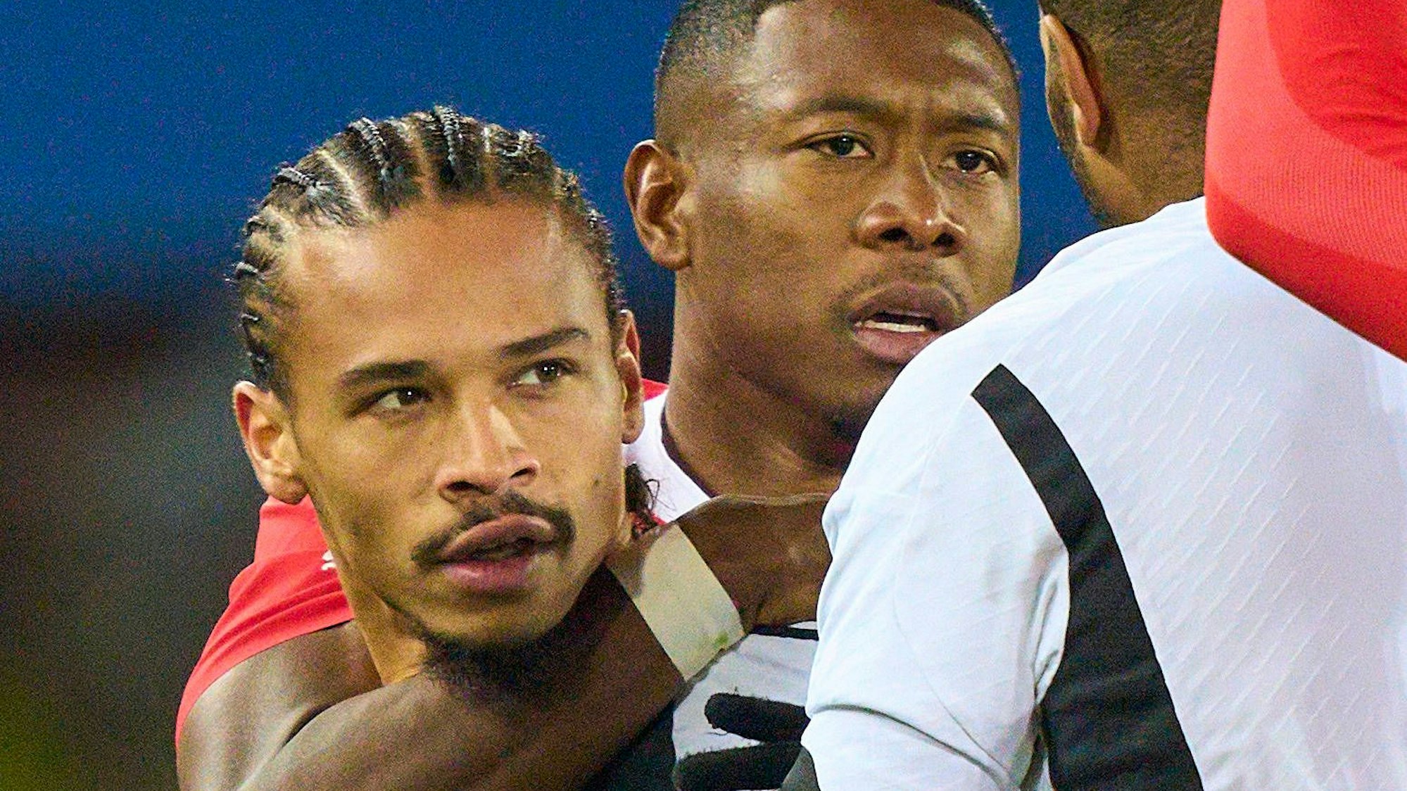 David Alaba hält Leroy Sané auf dem Platz zurück. Der Nationalspieler handelte sich nach einem Ausraster die Rote Karte ein und musste vom Feld.