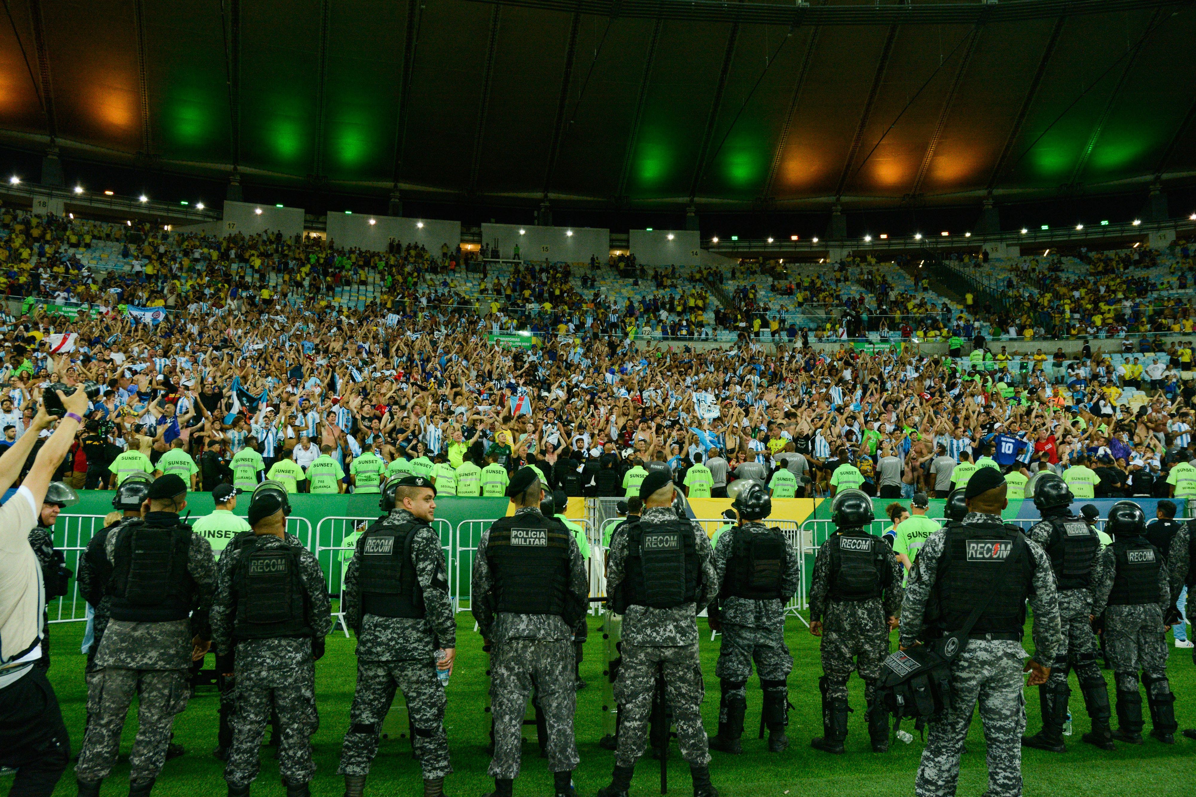 Brasil x Argentina RIO DE JANEIRO, RJ - 21.11.2023: BRASIL X ARGENTINA - Argentine fans celebrate with the players after the 1-0 victory at the Maracanã stadium in the World Cup qualifiers. Photo: Carlos Santtos/Fotoarena x2464424x PUBLICATIONxNOTxINxBRA CarlosxSanttos
