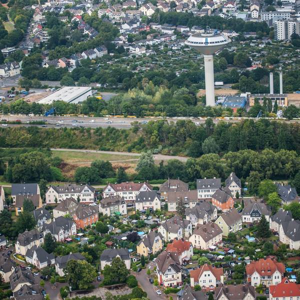 Wiesdorf mit dem Wasserturm und der Bayer-Kolonie II aus der Luft