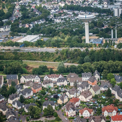 Wiesdorf mit dem Wasserturm und der Bayer-Kolonie II aus der Luft
