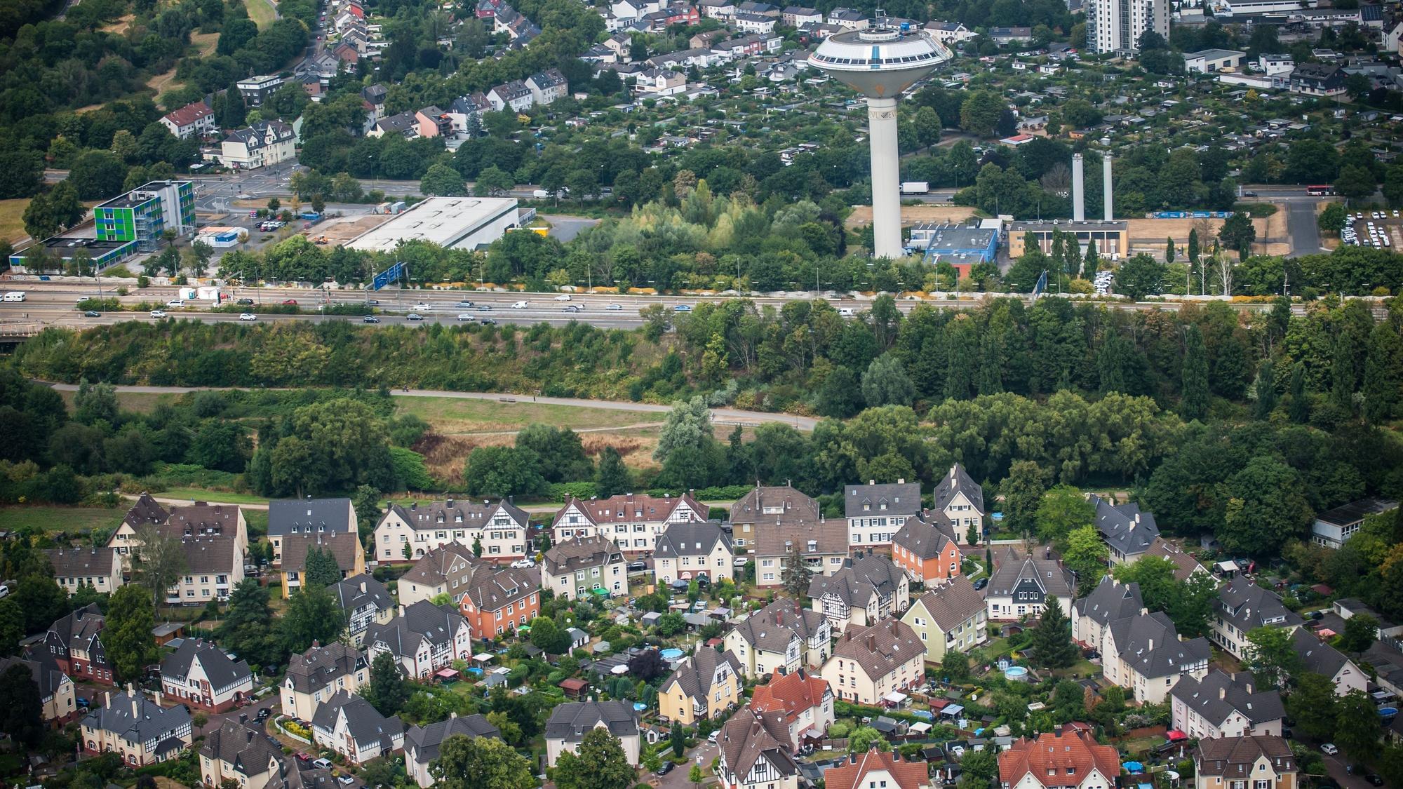 Wiesdorf mit dem Wasserturm und der Bayer-Kolonie II aus der Luft
