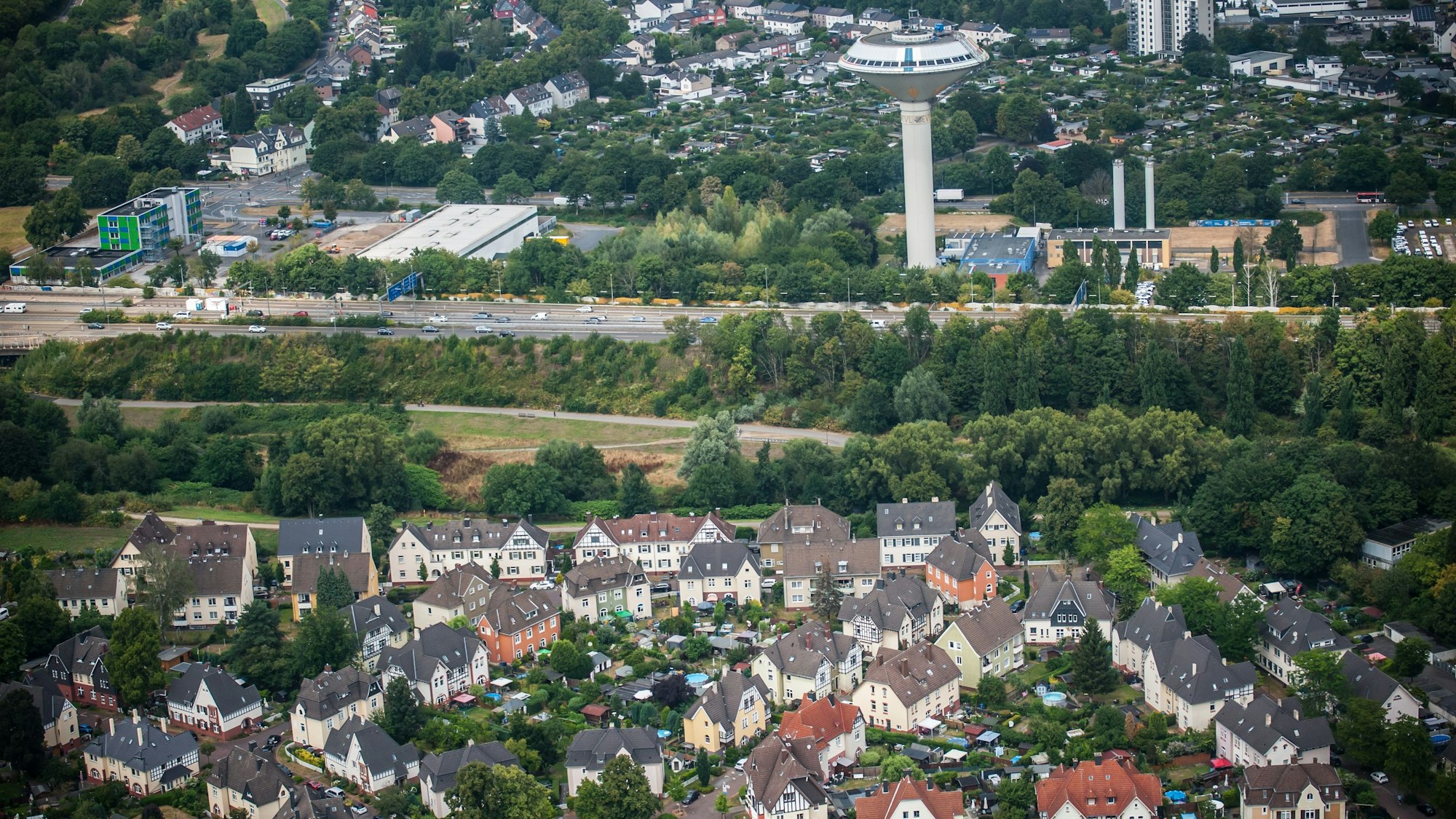 Wiesdorf mit dem Wasserturm und der Bayer-Kolonie II aus der Luft