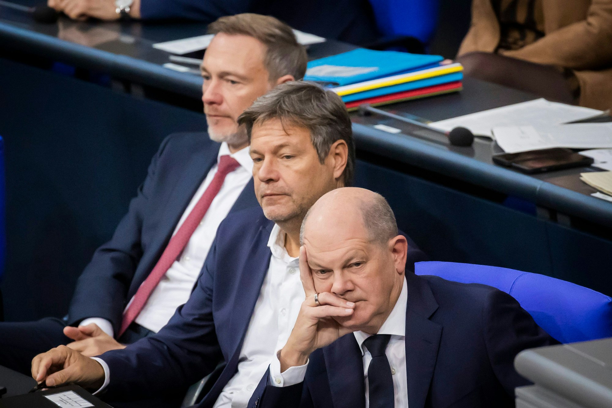 Führende Köpfe der Ampel-Regierung: Kanzler Olaf Scholz (SPD, r.), Wirtschaftsminister Robert Habeck (Grüne, m.) und Finanzminister Christian Lindner (FDP)