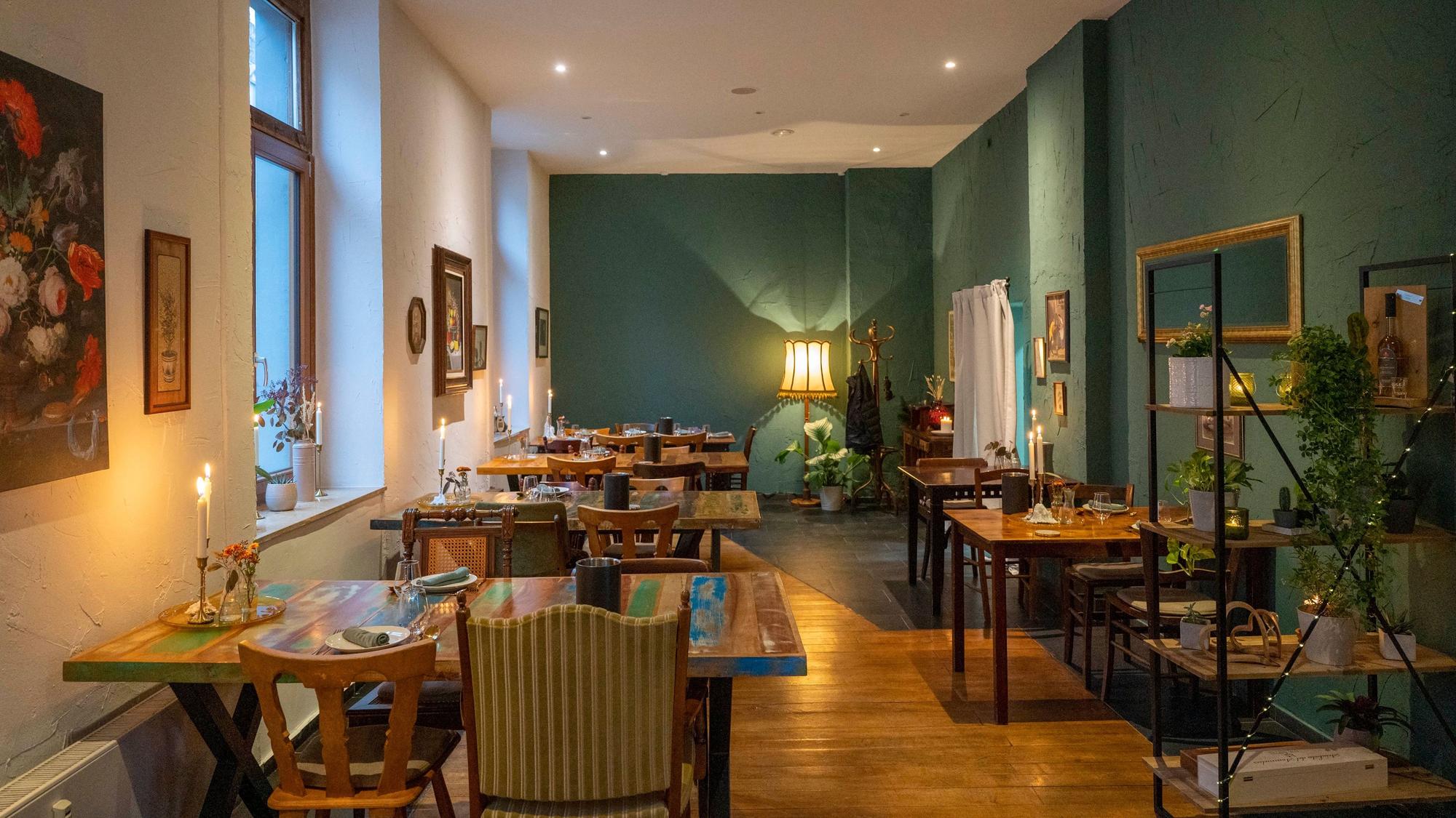 Die gemütliche Inneneinrichtung des Restaurants.