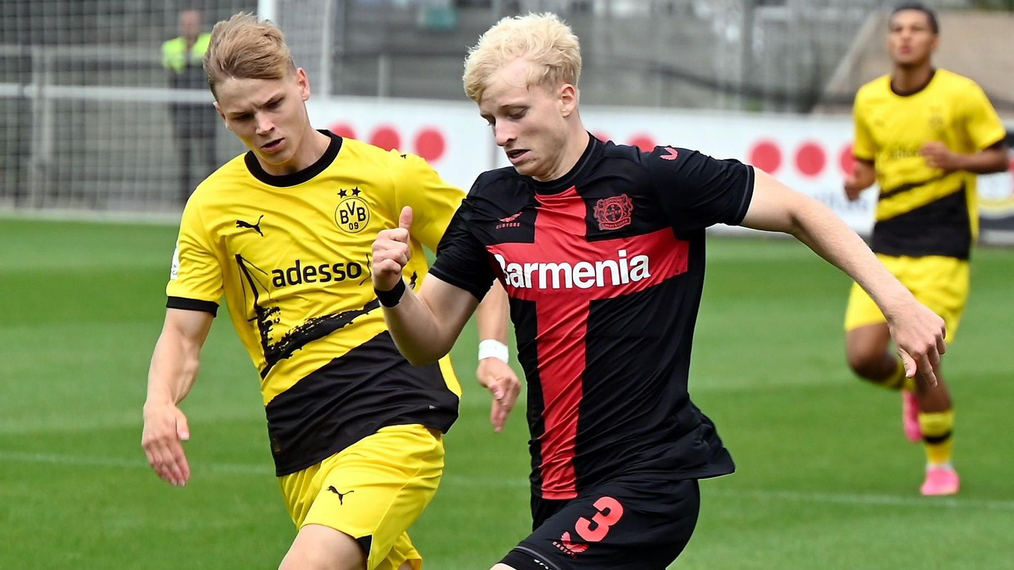 13.08.2023, Fussball-U19-Bayer 04-Dortmund
rechts: Anton Bäuerle (Bayer)
Foto: Uli Herhaus