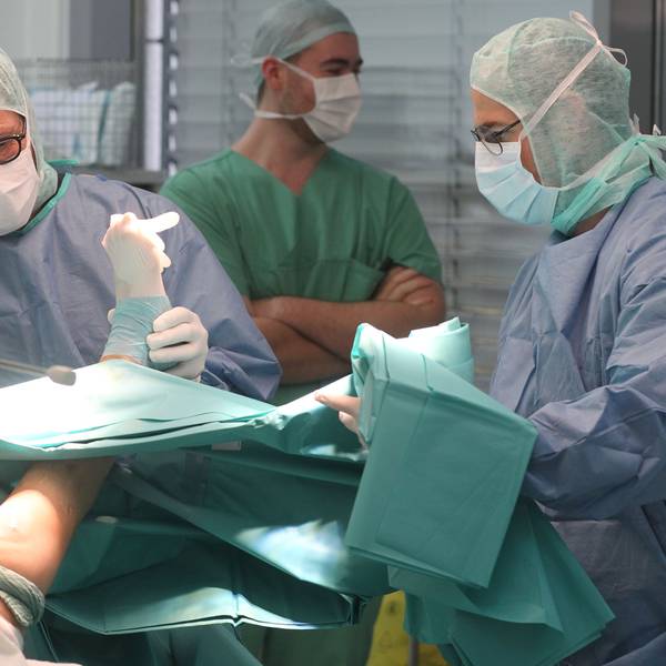 Operation in der Kinderklinik Asklepios in Sankt Augustin mit Dr. Micha Langendörfer, Chefarzt Orthopadie, der einem 11-jährigen Mädchen einen Nagel zur Stabilisation des Schienbeins einsetzt.