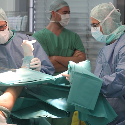 Operation in der Kinderklinik Asklepios in Sankt Augustin mit Dr. Micha Langendörfer, Chefarzt Orthopadie, der einem 11-jährigen Mädchen einen Nagel zur Stabilisation des Schienbeins einsetzt.