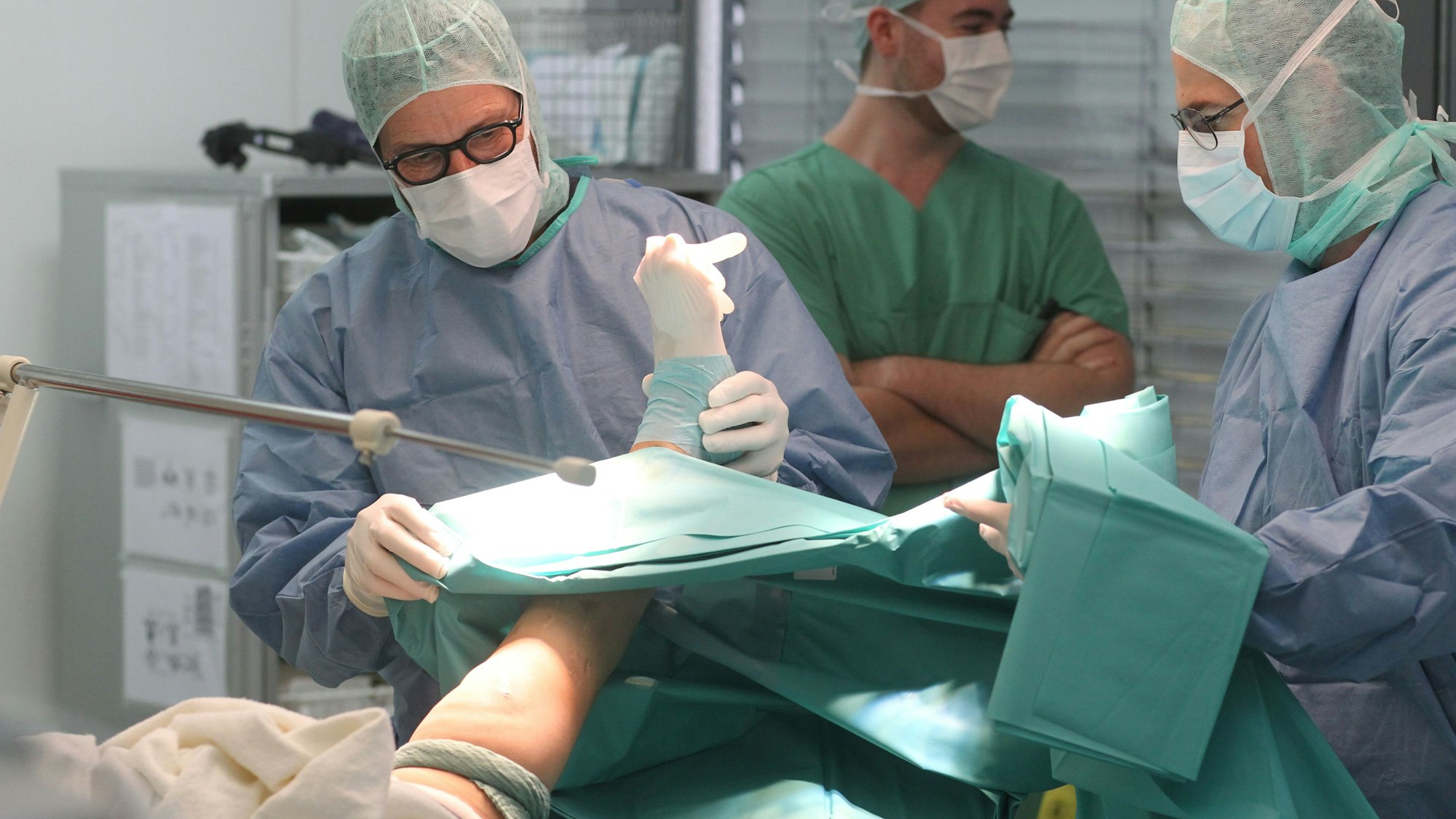 Als Experte anerkannt: Dr. Micha Langendörfer, Chefarzt der Orthopädie, während einer Operation in der Kinderklinik.