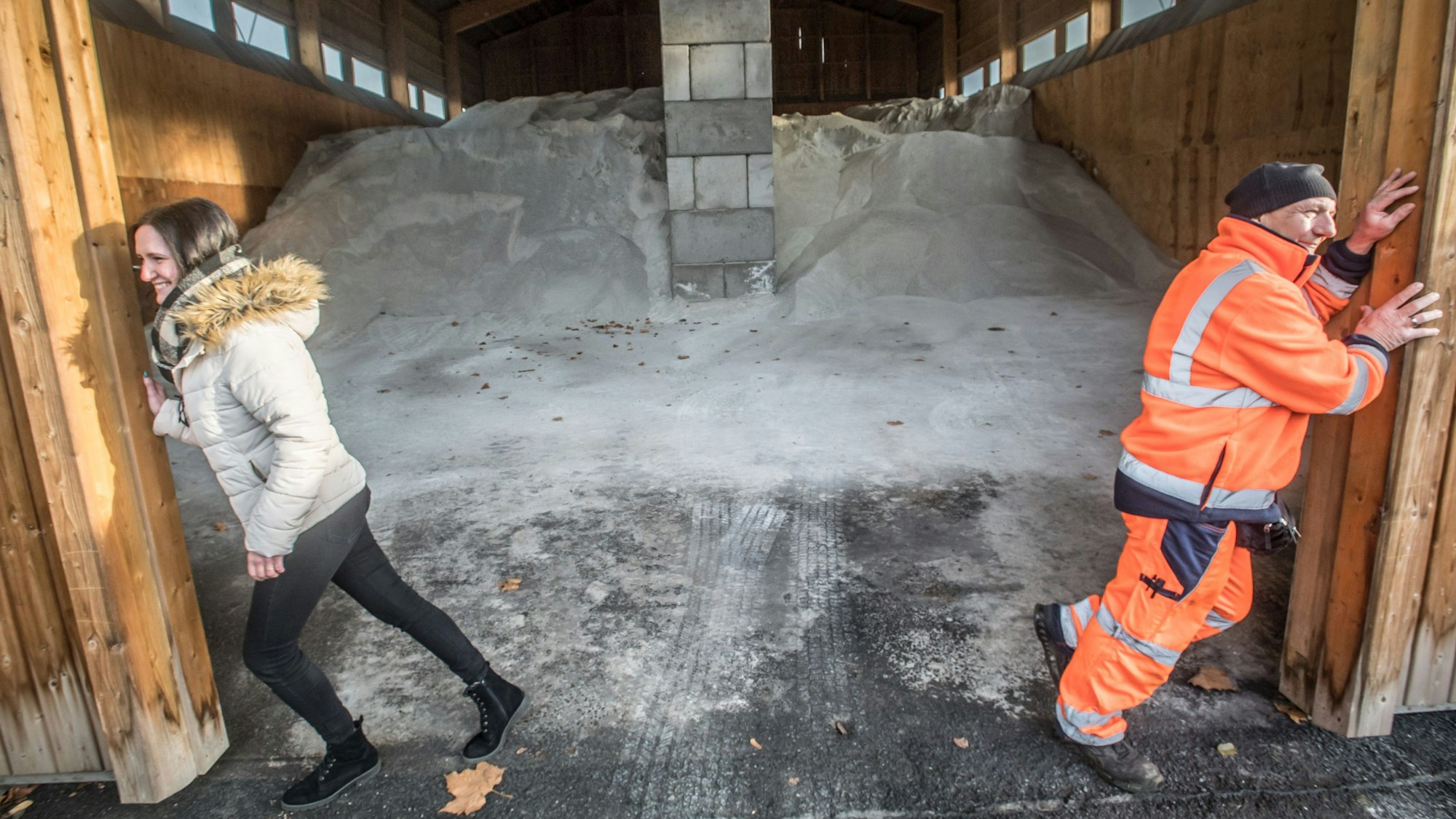 TBL-Streusalz-Vorräte. Maureen Strick und Ralf Niederberger öffnen das Tor zum großen Streusalzlager an der Borsigstraße. Foto: Ralf Krieger