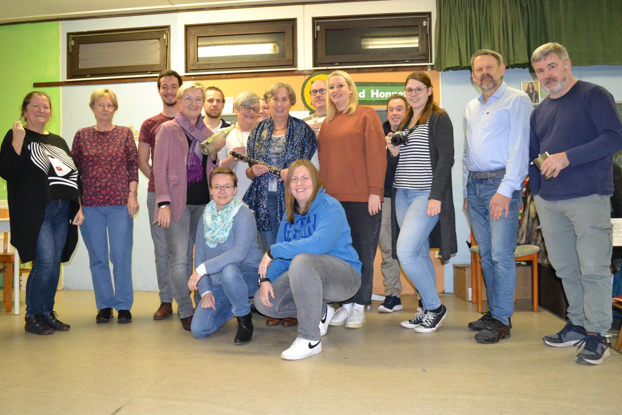 Das Ensemble des Theaterverein Rheidt auf der Bühne.