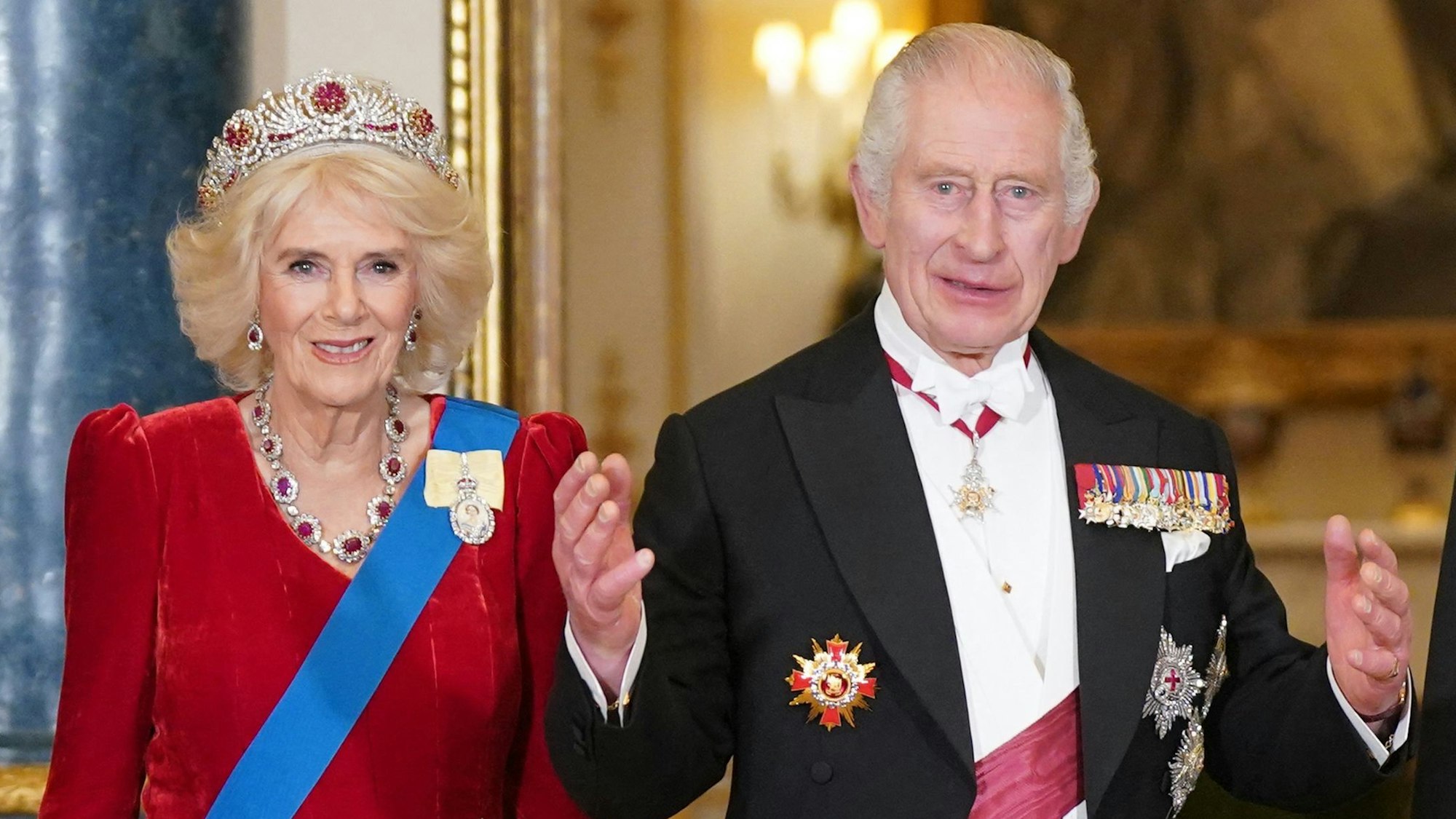 Königin Camilla (l.) und König Charles III. (r.) begrüßen den südkoreanischen Präsidenten Yoon Suk Yeol und seine Frau Kim Keon Hee.