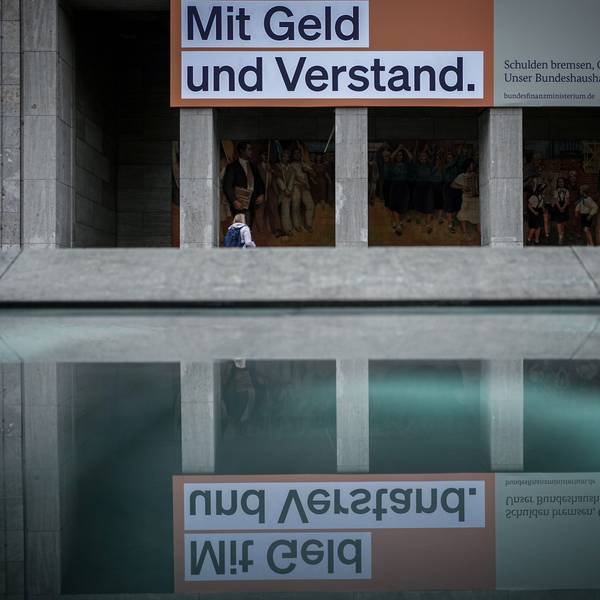 Ein Plakat mit der Aufschrift: „Mit Geld und Verstand. Schulden bremsen, Chancen schaffen. Unser Bundeshaushalt“. hängt über dem Eingang zum Bundesministerium der Finanzen. Das Plakat wurde mittlerweile entfernt.
