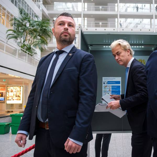 Geert Wilders, Vorsitzender der Partei für die Freiheit (PVV), gibt in Begleitung von Personenschützern seine Stimme für die Parlamentswahl ab.