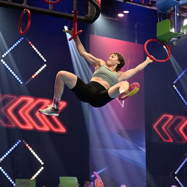 Sportstudentin Ada Theilken schwingt bei der RTL-Show Ninja Warrior Germany bei einem Hindernis durch die Luft.