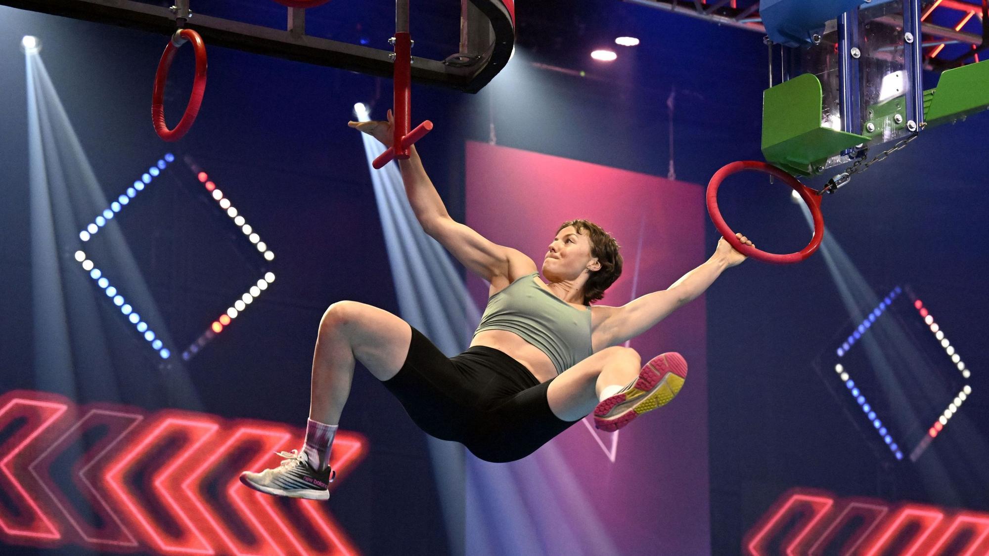Sportstudentin Ada Theilken schwingt bei der RTL-Show Ninja Warrior Germany bei einem Hindernis durch die Luft.