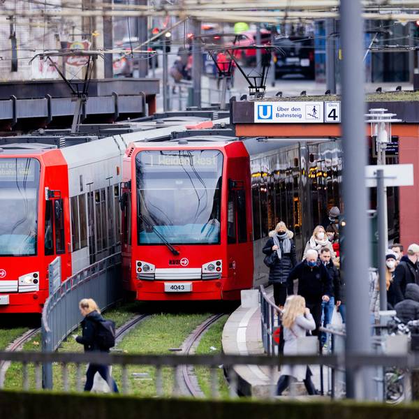 Straßenbahnen der Kölner Verkehrsbetriebe (KVB) stehen an einer Haltestelle. +++ dpa-Bildfunk +++