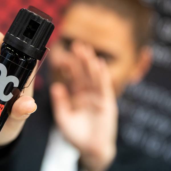 Eine Frau hält auf der Fachmesse für Jagd, Schießsport, Outdoor und Sicherheit Pfefferspray in der Hand.