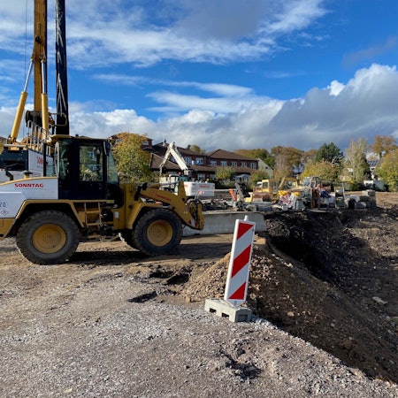 Zu sehen ist das Areal, auf dem die künftige Brühler Feuerwache errichtet werden soll. Im Hintergrund stehen Häuser.