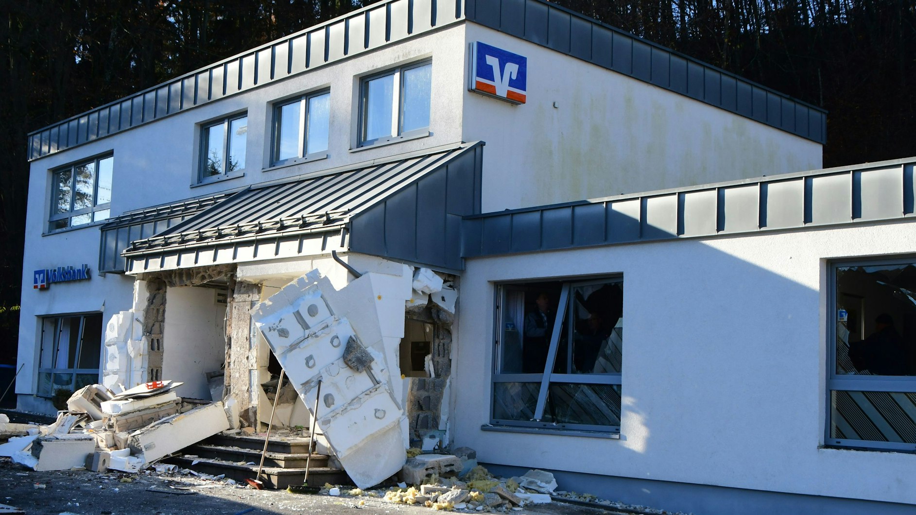 Das Gebäude, in dem die Täter einen Geldautomaten sprengten, ist stark beschädigt worden. Der Vorbau ist zerstört, alle Fensterscheiben im Untergeschoss sind zersplittert.