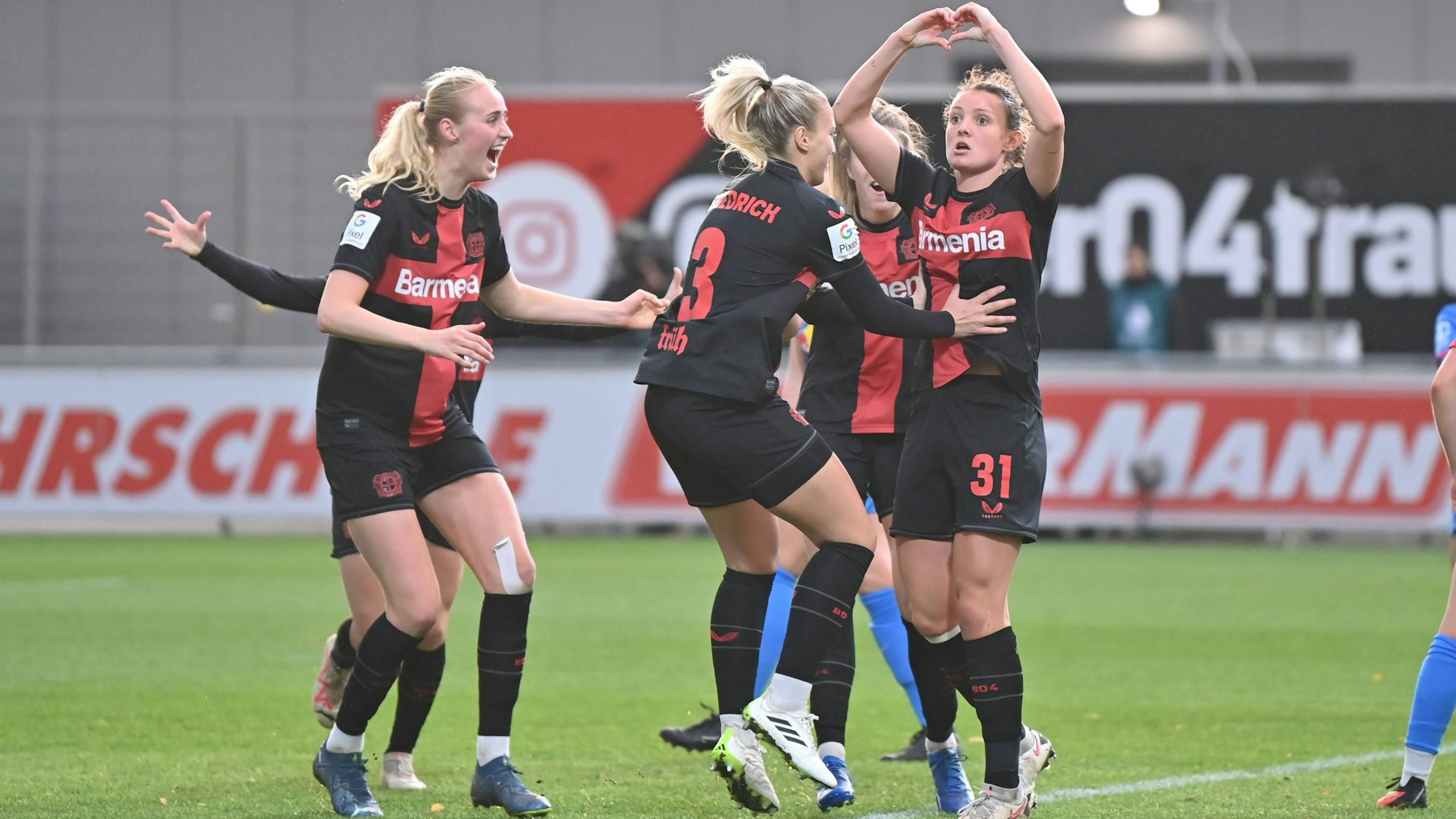 Verena Wieder B04, 31 bejubelt das 1:1, 19.11.2023, Leverkusen Deutschland, Fussball, Google Pixel Frauen-Bundesliga, Bayer 04 Leverkusen - RB Leipzig, DFB/DFL REGULATIONS PROHIBIT ANY USE OF PHOTOGRAPHS AS IMAGE SEQUENCES AND/OR QUASI-VIDEO. *** Verena Wieder B04, 31 celebrates the 1 1, 19 11 2023, Leverkusen Germany , Soccer, Google Pixel Women Bundesliga, Bayer 04 Leverkusen RB Leipzig, DFB DFL REGULATIONS PROHIBIT ANY USE OF PHOTOGRAPHS AS IMAGE SEQUENCES AND OR QUASI VIDEO xmkx