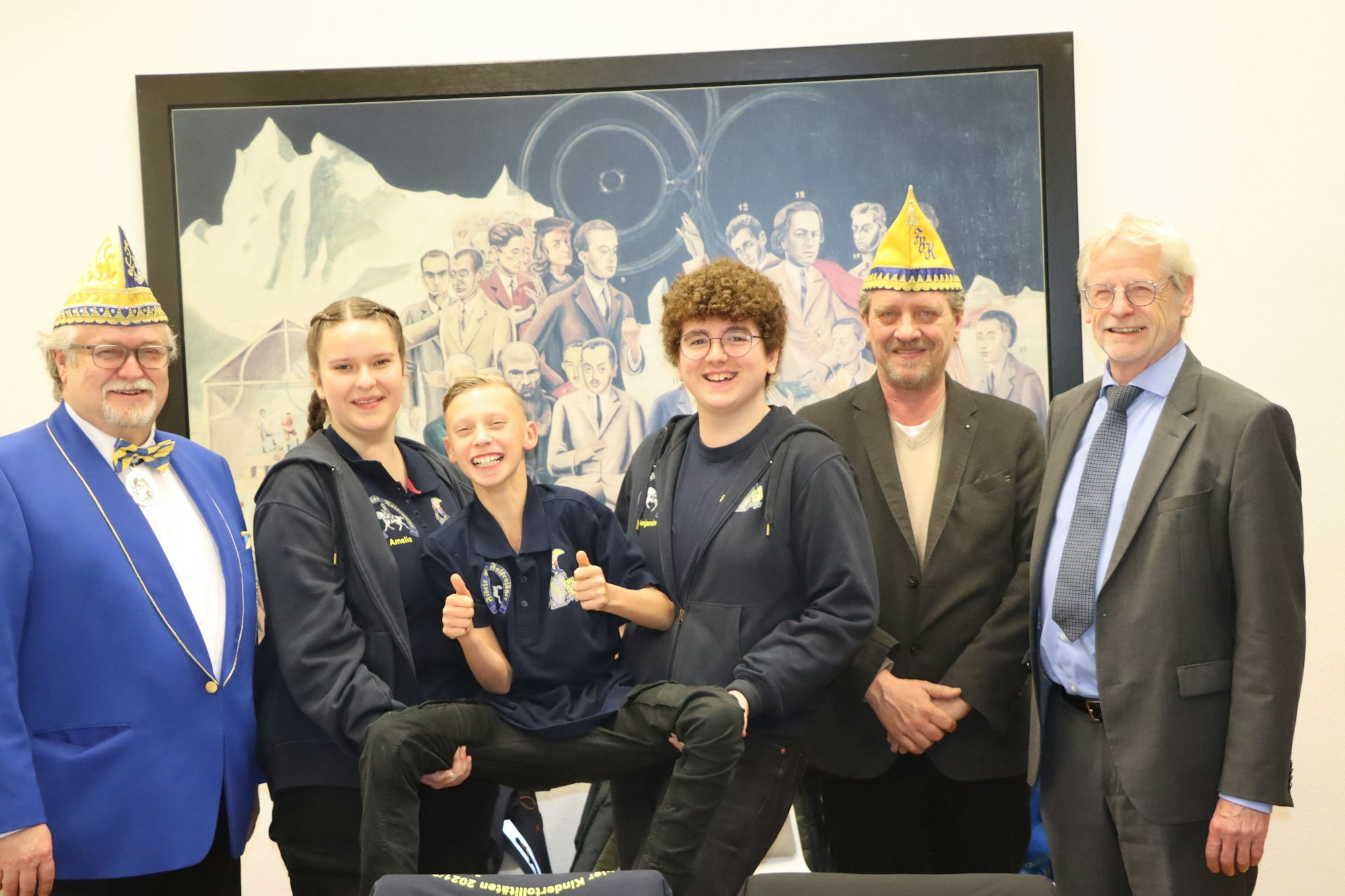 Zu sehen ist das Kinderdreigestirn, seine Begleiter und Bürgermeister Dieter Freytag.