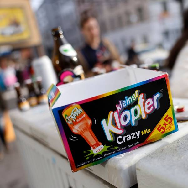 Leere Alkoholflaschen stehen auf einem Telefonkasten in der Nähe der Zülpicher Strasse zu Beginn der Karnevalssaison.