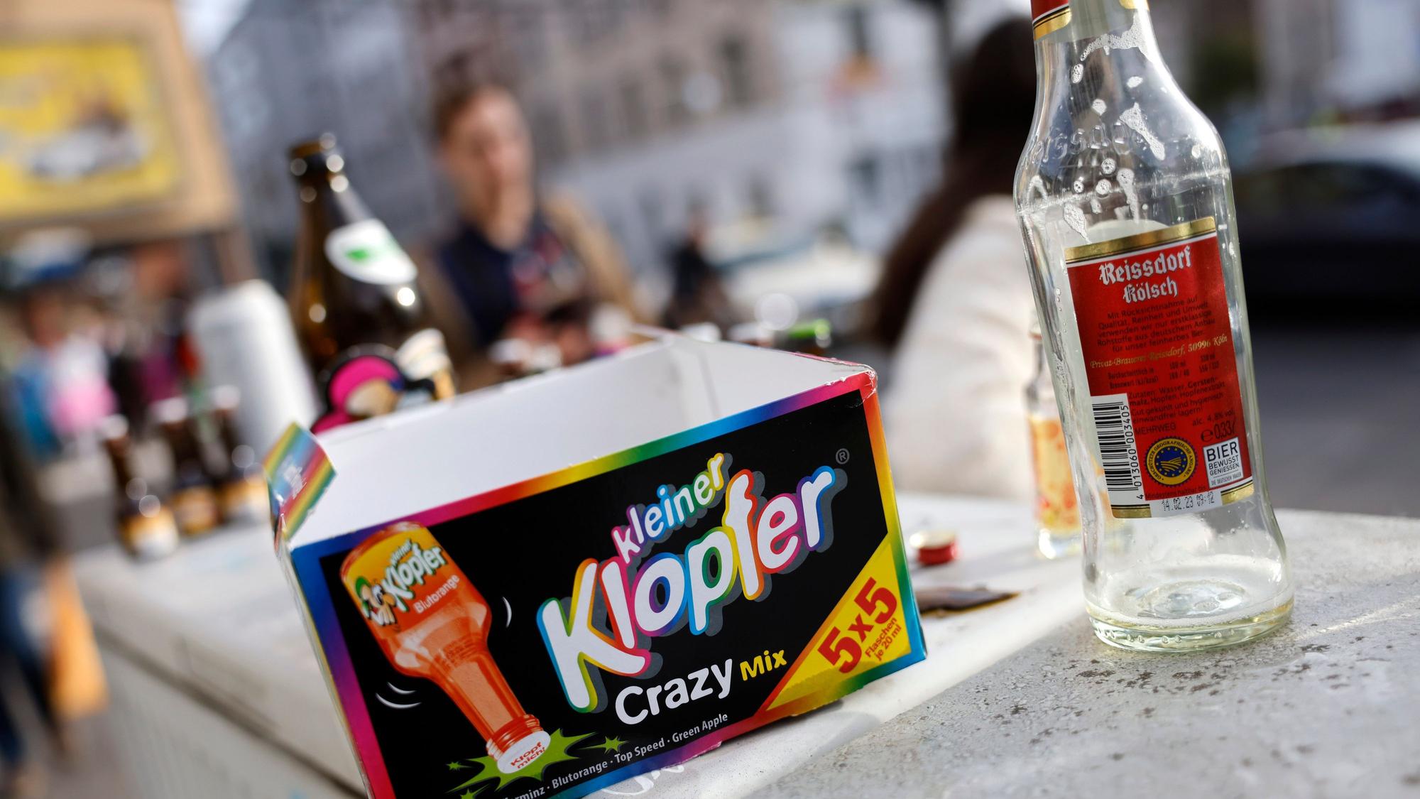 Leere Alkoholflaschen stehen auf einem Telefonkasten in der Nähe der Zülpicher Strasse zu Beginn der Karnevalssaison.