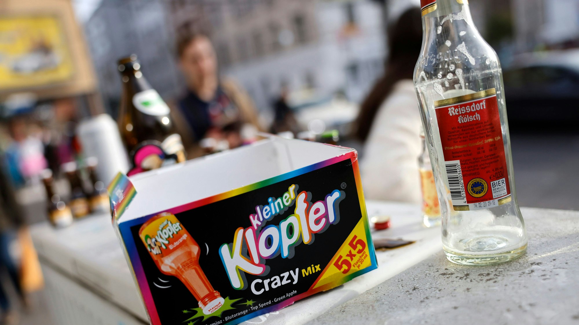 Leere Alkoholflaschen stehen auf einem Telefonkasten in der Nähe der Zülpicher Strasse zu Beginn der Karnevalssaison.