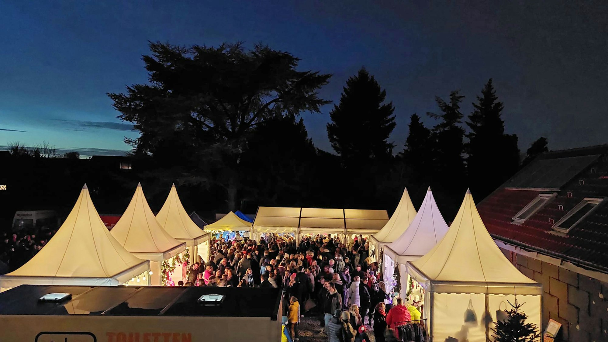 Beleuchtete Buden auf dem Weihnachtsmarkt.