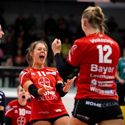 2. Bundesliga Frauen Pro: Schwarz-Weiss Erfurt vs. TSV Bayer 04 Leverkusen Erfurt 18.11.2023 Jubel, Sarah Overländer 3 TSV Bayer 04 Leverkusen links, Svenja Enning 11 TSV Bayer 04 Leverkusen Bildmitte und Laurine Vinkesteijn 12 TSV Bayer 04 Leverkusen rechts 2. Bundesliga Frauen Pro: Schwarz-Weiss Erfurt vs. TSV Bayer 04 Leverkusen Riethsporthalle Erfurt 18.11.2023 *** 2 Bundesliga Women Pro Schwarz Weiss Erfurt vs TSV Bayer 04 Leverkusen Erfurt 18 11 2023 Cheering, Sarah Overländer 3 TSV Bayer 04 Leverkusen left , Svenja Enning 11 TSV Bayer 04 Leverkusen center and Laurine Vinkesteijn 12 TSV Bayer 04 Leverkusen right 2 Bundesliga Women Pro Schwarz Weiss Erfurt vs TSV Bayer 04 Leverkusen Riethsporthalle Erfurt 18 11 2023 Copyright: xBEAUTIFULxSPORTS/Duehringx