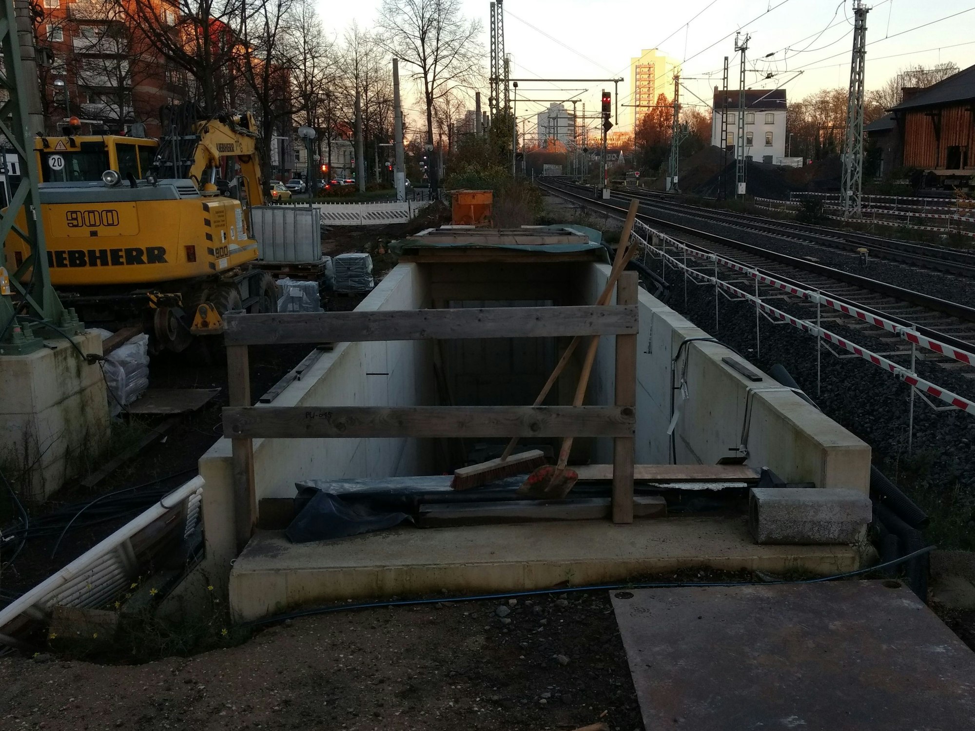Ein abgesperrter Bereich am Bahnhof. Dahinter ein Abgang zu einem Tunnel, der noch im Dunkeln liegt.