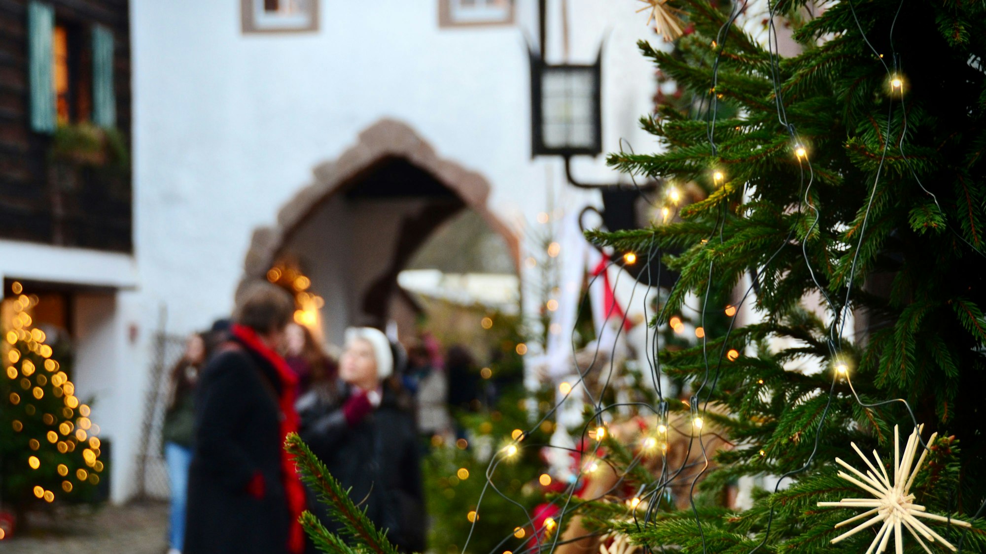 Der Weihnachtsmarkt Kronenburg in der Eifel.