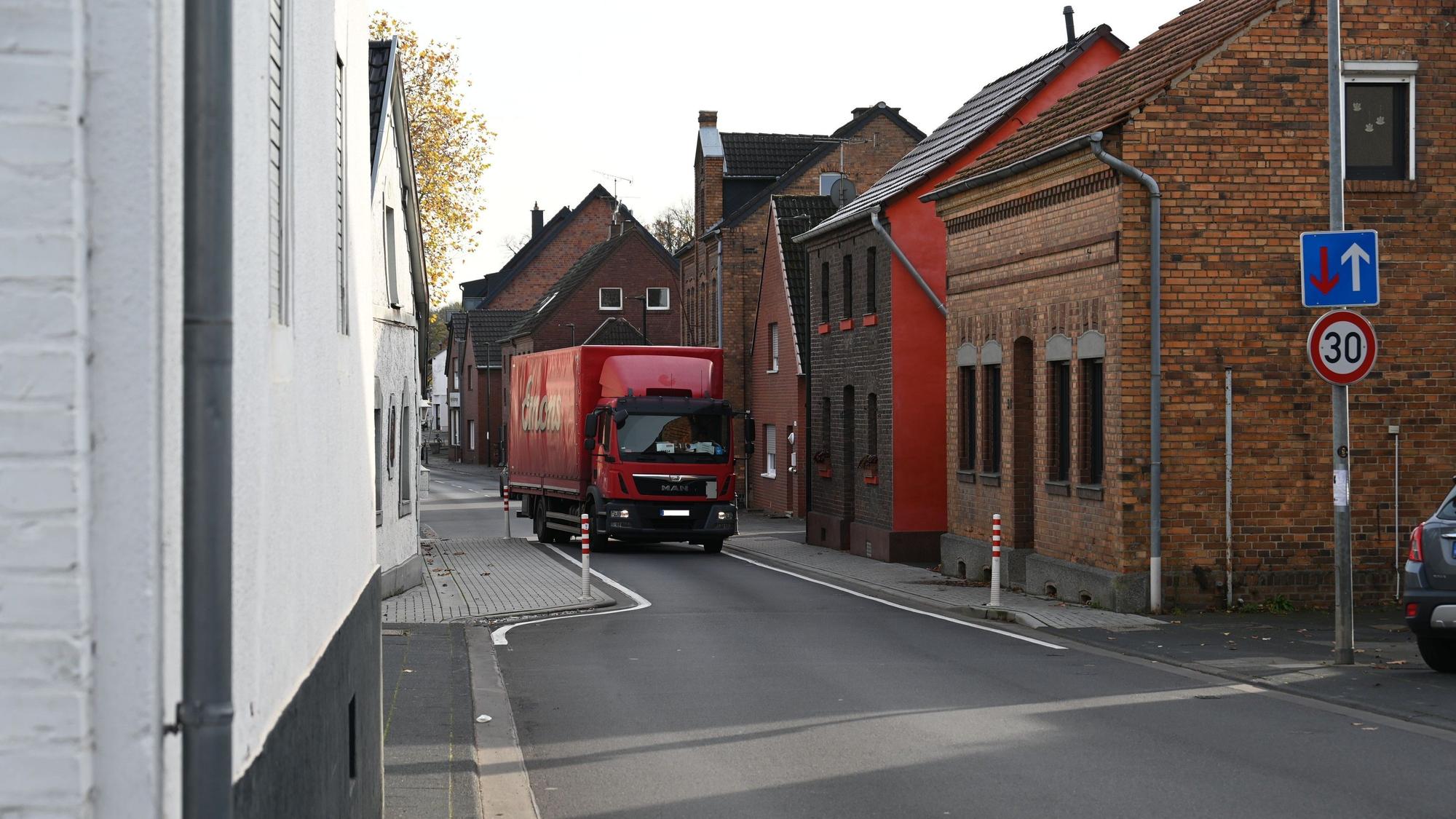 Ein Lastwagen fährt durch eine Engstelle auf der Heerstraße mit Tempo-30-Schild.
