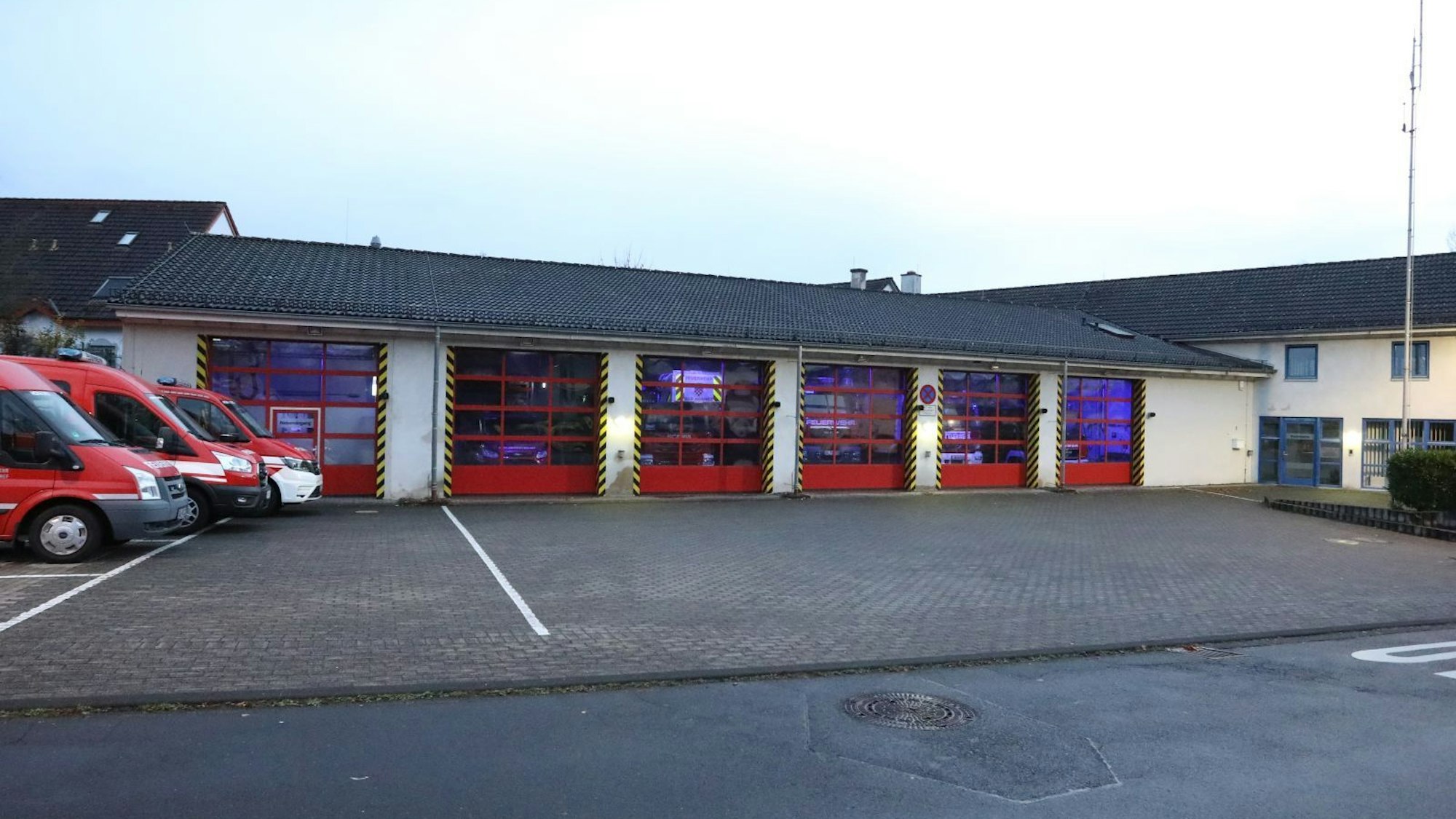 Ein flaches Haus mit fünf roten Toren für die Feuerwehr