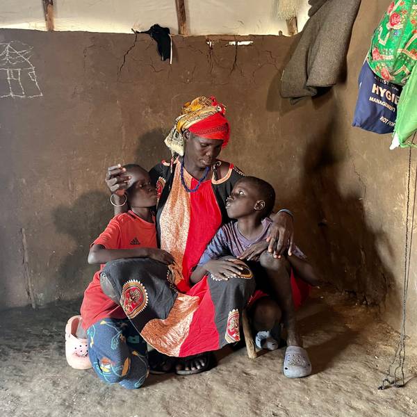 Elizabeth Nyachieng aus dem Süd-Sudan mit zwei ihrer zehn Kinder im ugandischen Flüchtlingslager Onungo 7