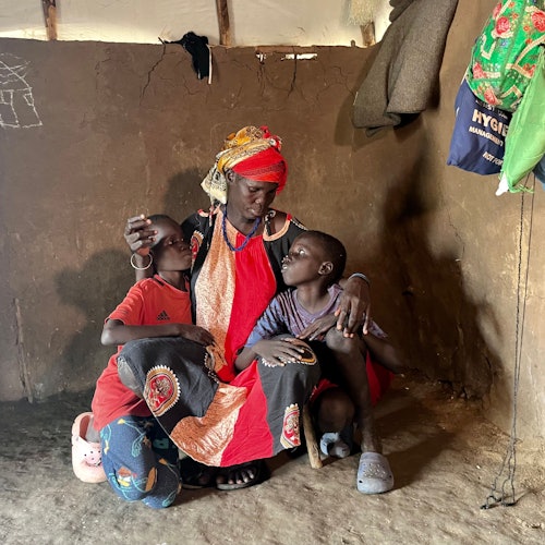 Elizabeth Nyachieng aus dem Süd-Sudan mit zwei ihrer zehn Kinder im ugandischen Flüchtlingslager Onungo 7