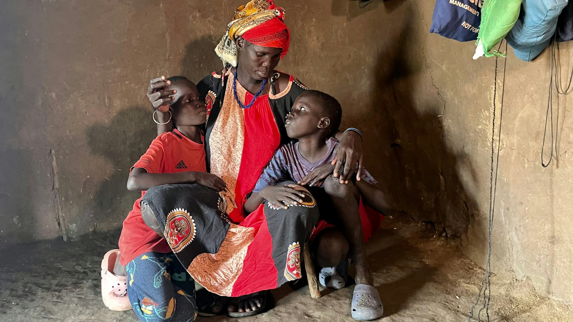 Elizabeth Nyachieng aus dem Süd-Sudan mit zwei ihrer zehn Kinder im ugandischen Flüchtlingslager Onungo 7