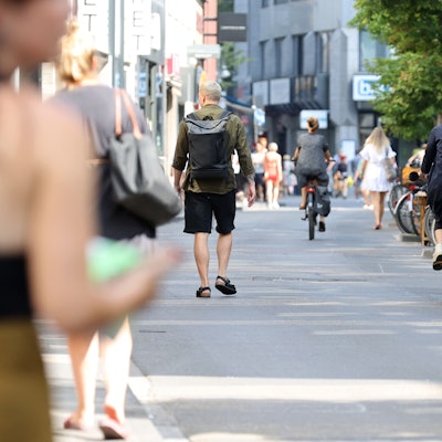 Die Kölner Ehrenstraße ist Fußgängern und Radfahrern vorbehalten. Verkehrsarme Zonen könnte es auch in Wohngebieten geben.
