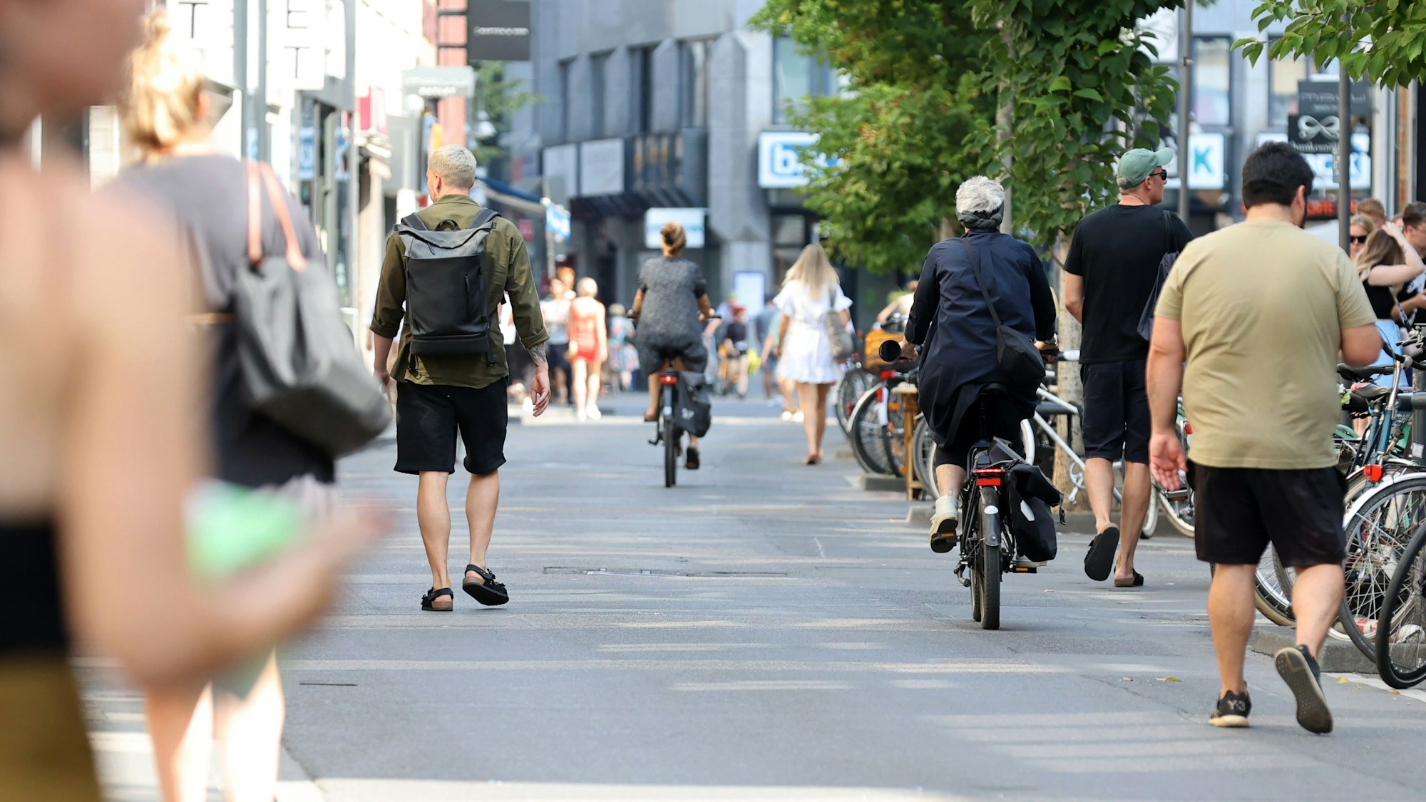 Die Kölner Ehrenstraße ist Fußgängern und Radfahrern vorbehalten. Verkehrsarme Zonen könnte es auch in Wohngebieten geben.
